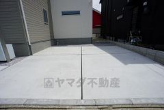 駐車スペースはゆとりある2台分を確保。マイカー用に、お客さま用に、余裕を持ってご利用いただけます。
