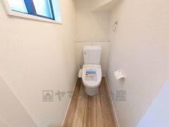 温水洗浄機付トイレです。節水機能もあるので、安心して使えますね。もちろん、1階2階の2ヶ所にトイレがあるので、忙しい朝にもゆとりができますね。