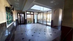 落ち着いた雰囲気の広々としたロビーです。