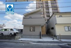 松崎小学校徒歩10分。スーパーやコンビニなども近く周辺環境充実。快適でゆとりのある生活空間で新生活を始めましょう^^