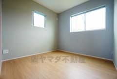 住む人のこだわりを活かす洋室。日当たりがよく、寝室としての利用もおすすめ。広めのクローゼットには荷物をすっきり片付けられ、ゆとりのある暮らしが出来ます＾＾
