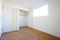 木目調のシンプルデザインで落ち着きと安らぎの空間に仕上げています。各部屋に収納が完備されているので、お荷物が増えても安心の設計です。