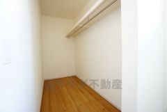 収納力豊富なウォークインクローゼット。洋服や小物などを1箇所にまとめて美しい収納を実現します。スーツケースのような大型の荷物も置けます＾＾