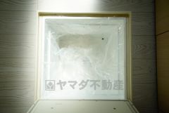 キッチンにある床下収納は、居住スペースを減らさずに買い置きの調味料や非常食などを保管することができます。