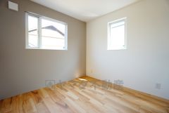 明るい洋室です。ナチュラル色のフローリングで開放的な優しい雰囲気になっています＾＾ベッドや机、ＴＶを置いてもゆとりのある広さです。