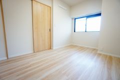 主寝室としてお使いいただけそうなこちらのお部屋は、日当たりが良く、爽やかな風を感じて起きる朝は、快適生活の始まりに。