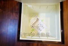 キッチンにある床下収納は、居住スペースを減らさずに買い置きの調味料や非常食などを保管することができます。