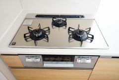 同時にたくさんの料理が調理できる3口コンロ。長時間熱を通しておきたい煮込み料理を作りながら、炒め物など同時進行で進められます。