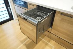 家事の時間が短縮できるフルオープンで開けやすい食器洗い乾燥機付。食事後に家族とのくつろぎタイムをしっかり取れます。