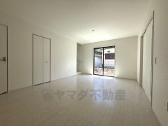 大きな窓のあるリビングは、陽光あふれる明るい空間です。居心地良く、ご家族皆がゆったり寛げる憩いの空間となりそうです。