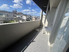 広々としたバルコニー＾＾天気のいい日にはお布団もまとめて干せそうですね＾＾ 南面向きで陽当たり、風通し良好です＾＾