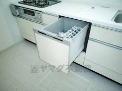 家事の時間が短縮できるフルオープンで開けやすい食器洗い乾燥機付。食事後に家族とのくつろぎタイムをしっかり取れます。