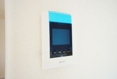 防犯性、セキュリティ対策に安心できるテレビモニター付きインターフォンです。セールスマン対策にもなり安心できます。
