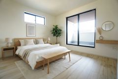家具はイメージです。主寝室としてお使いいただけそうなこちらのお部屋は、日当たりが良く、爽やかな風を感じて起きる朝は、快適生活の始まりに。