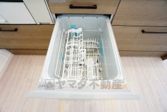 食事の後の手間を解消する食器洗い乾燥機付。冬場の洗い物で手荒れの悩みもなくなります。手洗いよりも節約できて便利。