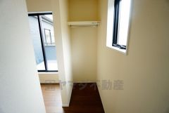 洋室にはハンガーパイプ付きのウォークインクローゼットが設けられています＾＾