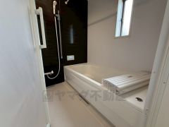 1日の疲れを癒すくつろぎのバスルーム。足を伸ばしてもゆったりと入れるサイズです。お子様と一緒にお風呂に入っても狭くないですね^^