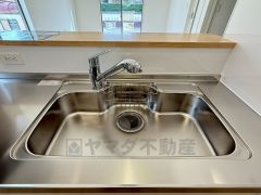 広々としたステンレスシンクには、洗剤やスポンジを収納出来るラック付き。広さも確保しているので、大きなお鍋も洗いやすいです。