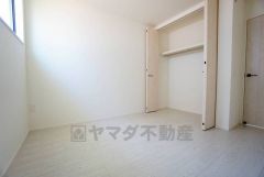 暖かい日差しが差し込む洋室。たっぷり収納できるクローゼット付きでお部屋の中をすっきりと快適に保てます。