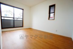 木目調のシンプルデザインで落ち着きと安らぎの空間に仕上げています。各部屋に収納が完備されているので、お荷物が増えても安心の設計です。