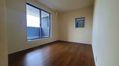 寛ぎの時間を紡ぎだす主寝室は、大型ベッドを置いても余裕の広さを確保しています。