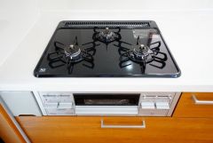 3種類の料理が同時に調理できる、3口ガスコンロ。忙しい夕食の支度時間が短縮できて効率よくお料理が楽しめます。