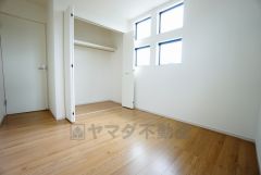 住む人のこだわりを活かす洋室。日当たりがよく、寝室としての利用もおすすめ。広めのクローゼットには荷物をすっきり片付けられ、ゆとりのある暮らしが出来ます＾＾