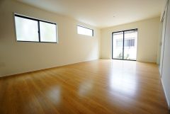 大きな窓のあるリビングは、陽光あふれる明るい空間です。居心地良く、ご家族皆がゆったり寛げる憩いの空間となりそうです。