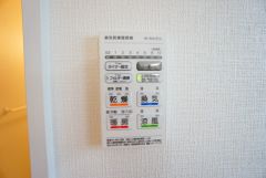 雨の日の洗濯も安心できる浴室暖房乾燥機付き浴室。リモコンで操作もボタン1つで簡単。