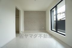 同仕様写真。寛ぎの時間を紡ぎだす主寝室は、大型ベッドを置いても余裕の広さを確保しています。