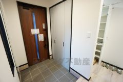 たっぷり収納できるシューズボックスです。家族全員の靴がきれいに整頓できます。棚の上にお花や写真を飾っても良いですね。