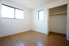 暖かい日差しが差し込む洋室。たっぷり収納できるクローゼット付きでお部屋の中をすっきりと快適に保てます。