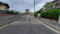 前面道路は広く、車同士がすれ違うスペースが十分にあります。落ち着いた住宅地内で快適な生活を実現してみませんか＾＾