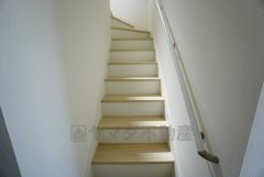 同仕様写真。小さなお子様やご高齢の方でも安心できる、手すり付き階段。段差も低めで設定されており、安全性にも優れています。