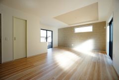 大きな掃き出し窓のあるリビングは、陽光あふれる明るい空間です。ゆったりと寛げる憩いの場となりそうです。