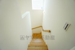 小さなお子様やご高齢の方でも安心できる、手すり付き階段。段差も低めで設定されており、安全性にも優れています。