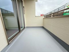 陽当たりの良いバルコニーです。お洗濯やお布団干しはもちろん、日光浴スペースにも。足元は防水工事施工済です。