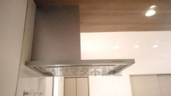 お手入れが簡単なスリム型レンジフードです。調理により発生する油煙や臭いを吸い込み、屋外へ排気してくれます。