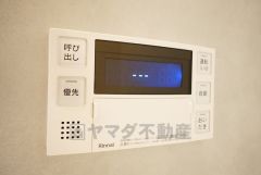 湯量・湯温の設定、そして保温までワンタッチのフルオートバス。便利な追い炊き機能付きです。