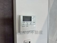 キッチン横からボタンひとつで操作が楽々。