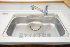 広々としたステンレスシンクには、洗剤やスポンジを収納出来るラック付き。広さも確保しているので、大きなお鍋も洗いやすいです。