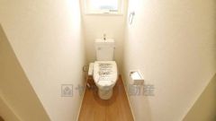 温水洗浄機付トイレです。節水機能もあるので、安心して使えますね。もちろん、1階2階の2ヶ所にトイレがあるので、忙しい朝にもゆとりができますね。