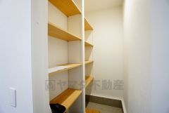 壁一面に設けた大容量のシューズクローゼットは実用性と機能性を兼ね備えています。急な来客でも、いつも整頓された玄関でお出迎えができます。