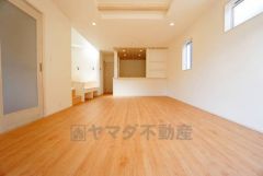 リビングは広々とした設計で、家族が集い、寛ぐ暮らしの空間を演出しています。思い思いの時間を過ごしたり、家族みんなで食事をしたり、素敵な団らんの場になりますね。