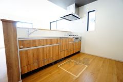 対面式カウンターキッチンからはお子様の様子が見守れます。ダイニングへの配膳や調理の時便利なカウンター付き。