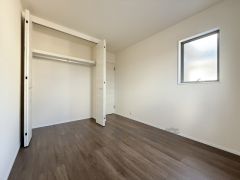 暖かい日差しが差し込む洋室。たっぷり収納できるクローゼット付きでお部屋の中をすっきりと快適に保てます。