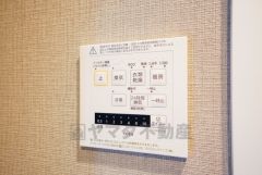 浴室暖房乾燥機付き。天候に左右されず、いつでも好きなときに洗濯物を干せるので、仕事や家事で忙しい方に重宝します。