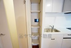 食品や飲料、調理器具を収納できるパントリー付き。