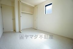 暖かい日差しが差し込む洋室。たっぷり収納できるクローゼット付きでお部屋の中をすっきりと快適に保てます。