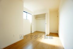 住む人のこだわりを活かす洋室。日当たりがよく、寝室としての利用もおすすめ。広めのクローゼットには荷物をすっきり片付けられ、ゆとりのある暮らしが出来ます＾＾